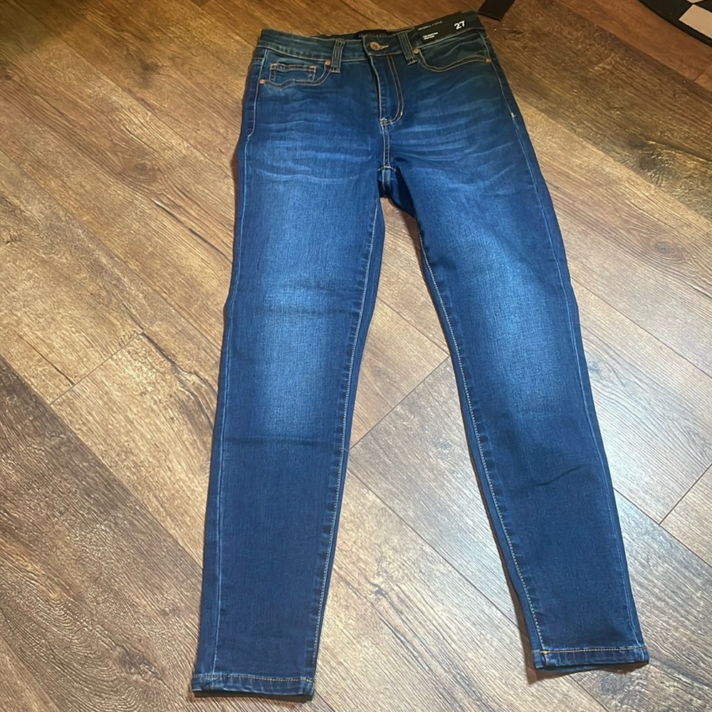 Kendall & Kylie 👖 jeans size 27 inseam 25 NWT.